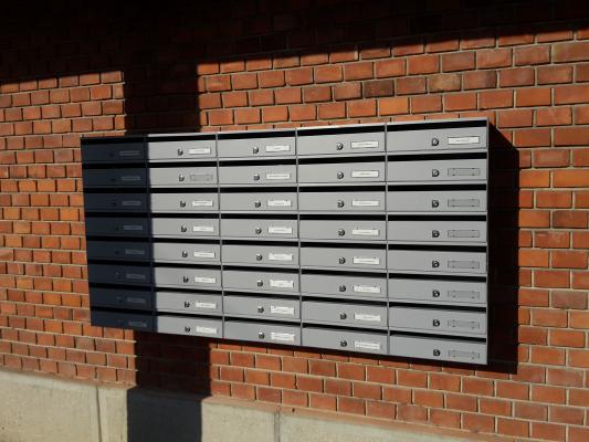 Fekvő lépcsőházi postaláda levélszekrény referencia munka szürke színben postaládaüzlet