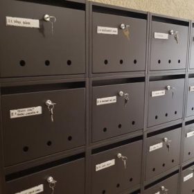 Lépcsőházi postaládák