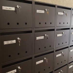 Monza barna A4 lépcsőházi, sorolható postaláda