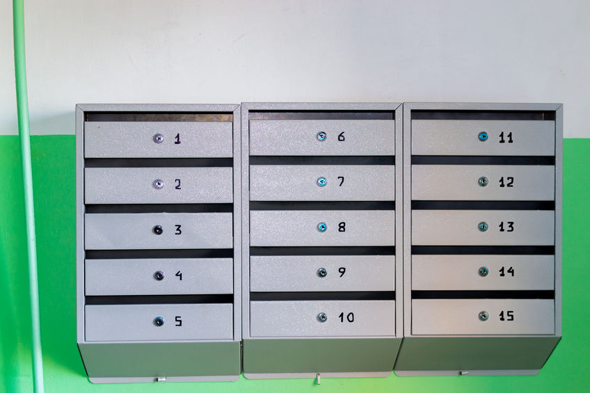 Lépcsőházi postaládák