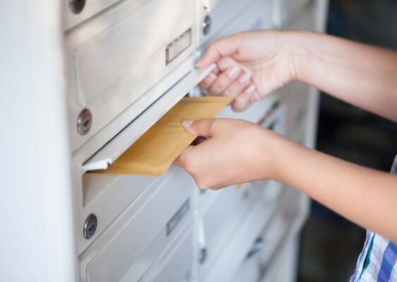 Read more about the article Ilyen a postásbarát  lépcsőházi postaláda