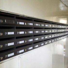 beltéri lépcsőházi fekvő postaláda