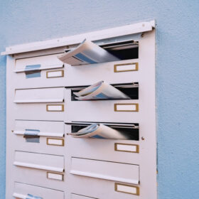 kültéri fekvő postaládák